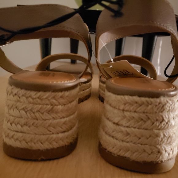 BNWT ANA EVIE wedge sandals (9.5) - Picture 5 of 8